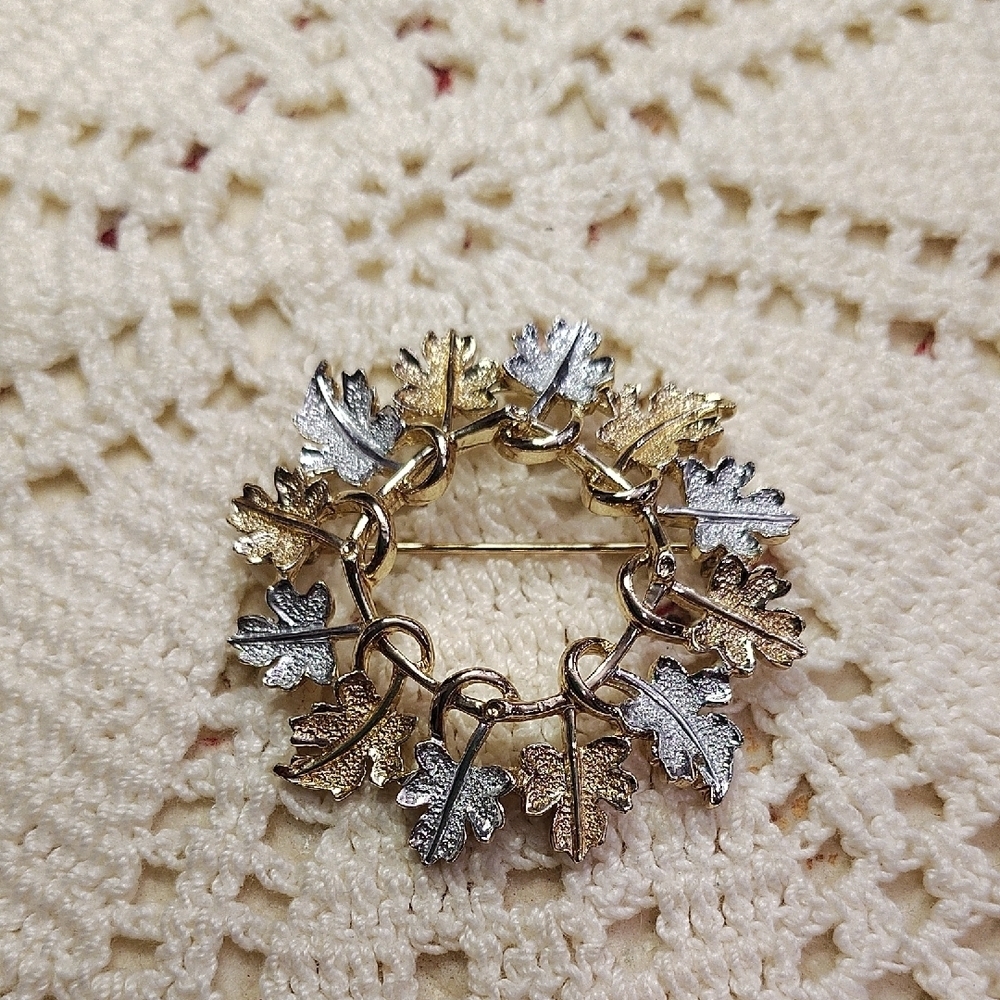 Vintage Silvertone Goldtone SARAH COVENTRY Garland Wreath Oak Leaves Brooch Pin